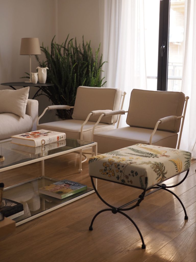 banqueta-tapizada-hierro-salón-Rozas