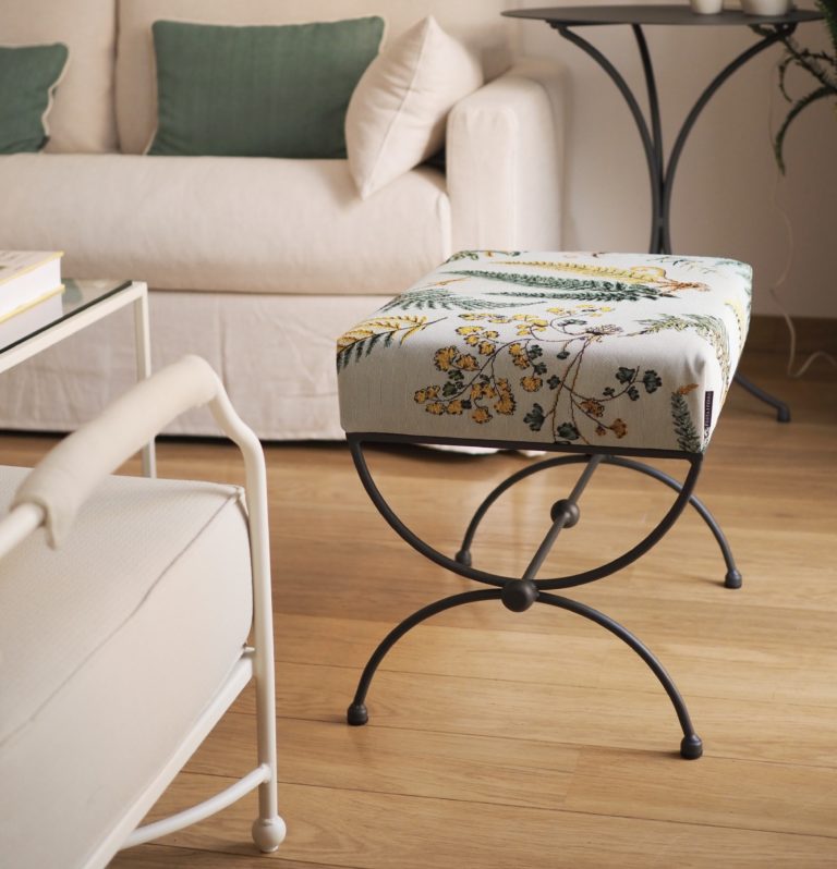 Banqueta-tapizada-vestidor-Rozas